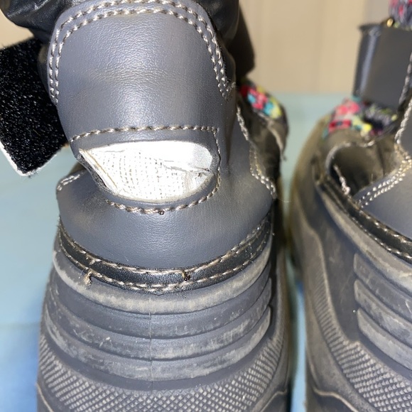 Girl’s sz. 2 Dream Pairs winter boots, some wear - Picture 3 of 7